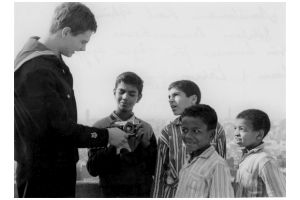 24 Musikman Karl Glimstedt visar kameran för några barn i Kairo.jpg